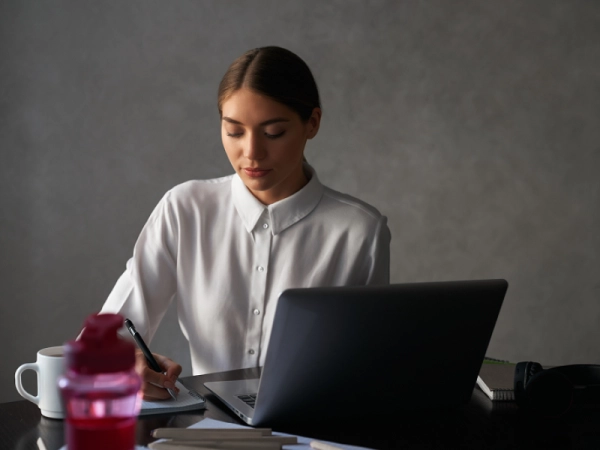 Femme qui travaille avec un ordinateur