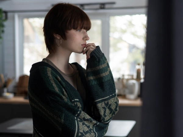 Jeune femme qui pense en regardant dans le vide