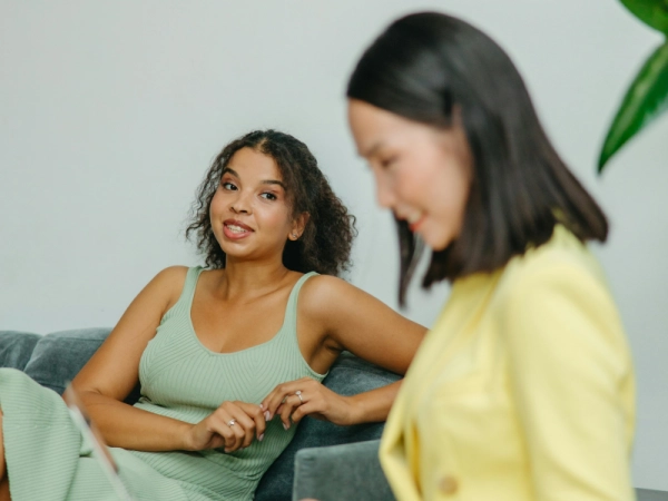Femme en pleine séance de coaching en développement personnel