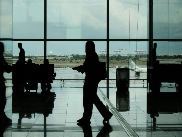 personne dans un aéroport qui rentre ou part en vacances