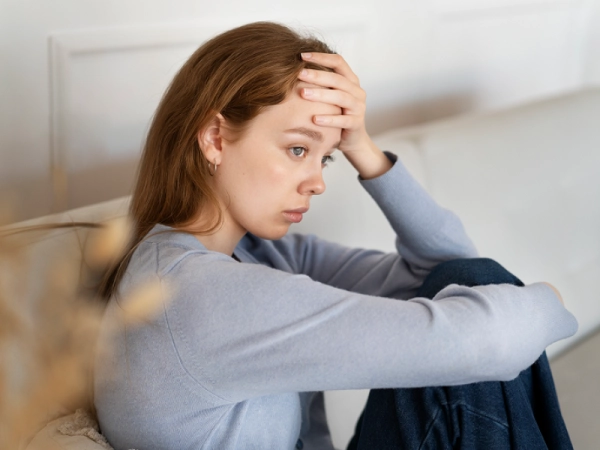 Femme anxieuse sur un canapé
