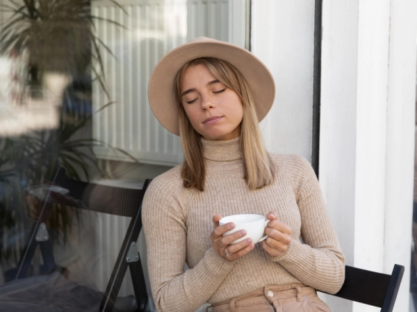 Femme assoupie avec une tasse dans la main