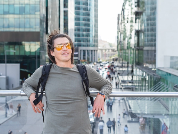 Homme avec des lunettes qui contemple la ville
